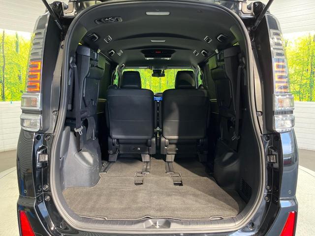 ヴォクシー ハイブリッドＺＳ　煌ＩＩＩ　純正９インチナビ　フリップダウンモニター　セーフティセンス　クルーズコントロール　両側パワースライドドア　シートヒーター　インテリジェントクリアランスソナー　オートハイビーム　バッックカメラ（11枚目）