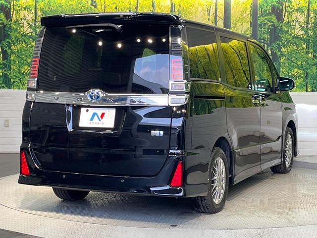 ヴォクシー ハイブリッドＺＳ　煌ＩＩＩ　純正９インチナビ　フリップダウンモニター　セーフティセンス　クルーズコントロール　両側パワースライドドア　シートヒーター　インテリジェントクリアランスソナー　オートハイビーム　バッックカメラ（17枚目）