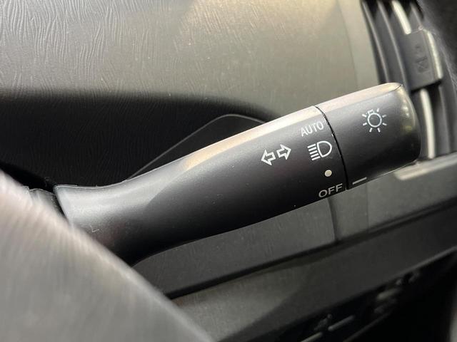 プリウス Ｓ　純正ＳＤナビ　禁煙車　スマートキー　ＨＩＤヘッドランプ　ビルトインＥＴＣ　純正１５インチアルミ　オートライト　オートエアコン　Ｂｌｕｅｔｏｏｔｈ再生　ＣＤ再生　地デジ（7枚目）