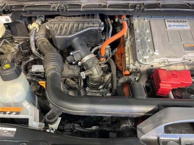 セレナ ｅ－パワー　ハイウェイスターＶ　純正１０インチナビ　フリップダウンモニター　ハンズフリー両側パワースライドドア　インテリジェントルームミラー　プロパイロット　アラウンドビューモニター　防水シート　ＢＳＭ　電動パーキングブレーキ（18枚目）