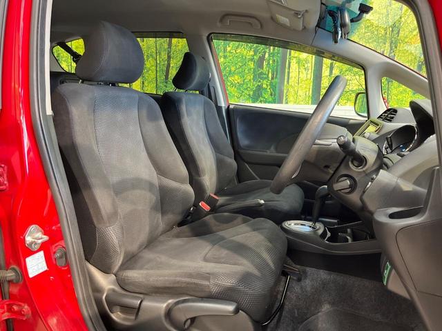 フィット Ｇ・１０ｔｈアニバーサリー　ＳＤナビ　ＥＴＣ　ドラレコ　電動格納ミラー　オートライト　アイドリングストップ　スマートキー　フルセグＴＶ　Ｂｌｕｅｔｏｏｔｈ　ＣＤ　ＤＶＤ（8枚目）