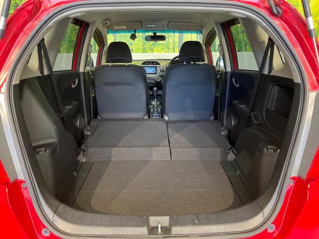 フィット Ｇ・１０ｔｈアニバーサリー　ＳＤナビ　ＥＴＣ　ドラレコ　電動格納ミラー　オートライト　アイドリングストップ　スマートキー　フルセグＴＶ　Ｂｌｕｅｔｏｏｔｈ　ＣＤ　ＤＶＤ（10枚目）