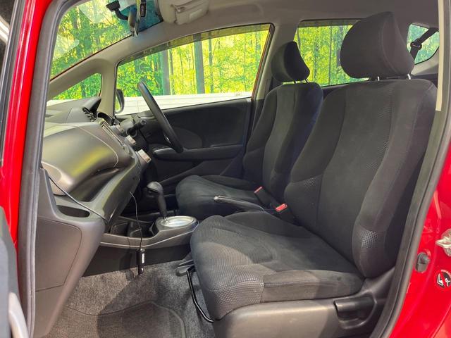 フィット Ｇ・１０ｔｈアニバーサリー　ＳＤナビ　ＥＴＣ　ドラレコ　電動格納ミラー　オートライト　アイドリングストップ　スマートキー　フルセグＴＶ　Ｂｌｕｅｔｏｏｔｈ　ＣＤ　ＤＶＤ（33枚目）