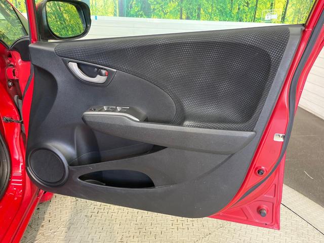 フィット Ｇ・１０ｔｈアニバーサリー　ＳＤナビ　ＥＴＣ　ドラレコ　電動格納ミラー　オートライト　アイドリングストップ　スマートキー　フルセグＴＶ　Ｂｌｕｅｔｏｏｔｈ　ＣＤ　ＤＶＤ（41枚目）