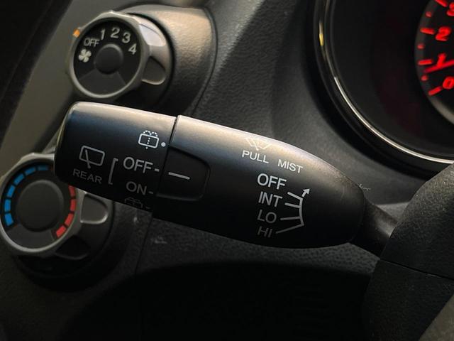 フィット Ｇ・１０ｔｈアニバーサリー　ＳＤナビ　ＥＴＣ　ドラレコ　電動格納ミラー　オートライト　アイドリングストップ　スマートキー　フルセグＴＶ　Ｂｌｕｅｔｏｏｔｈ　ＣＤ　ＤＶＤ（42枚目）