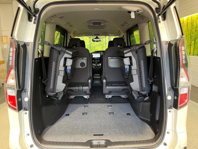 セレナ ｅ－パワー　ハイウェイスターＶ　純正１０型ナビ　後席モニター　全周囲カメラ　両側電動ドア　セーフティパックＡ　リアオートエアコン　純正１６インチＡＷ　衝突被害軽減システム　プロパイロット　禁煙車　スマートキー　ＬＥＤヘッド　ＥＴＣ（11枚目）