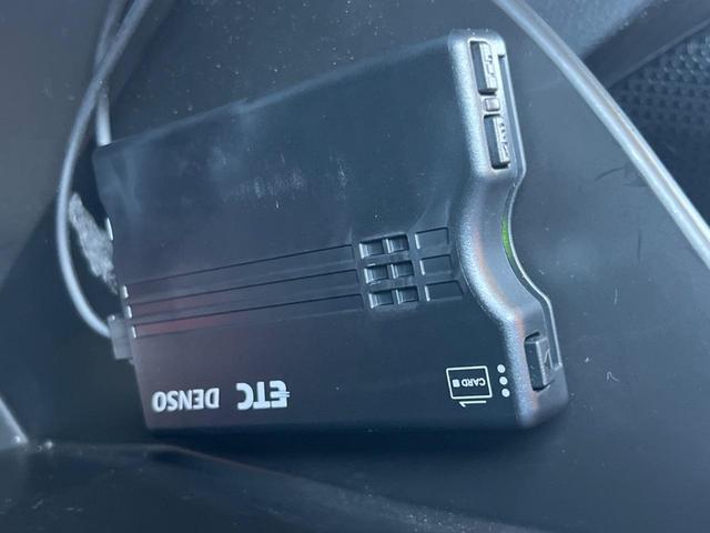 デミオ １３Ｓ　メーカーナビ　バックカメラ　ＣＤ／ＤＶＤ　Ｂｌｕｅｔｏｏｔｈ　シートヒーター　禁煙車　ＢＳＭ　ＬＥＤヘッドライト　ＥＴＣ　スマートキー　オートエアコン　オートライト（7枚目）