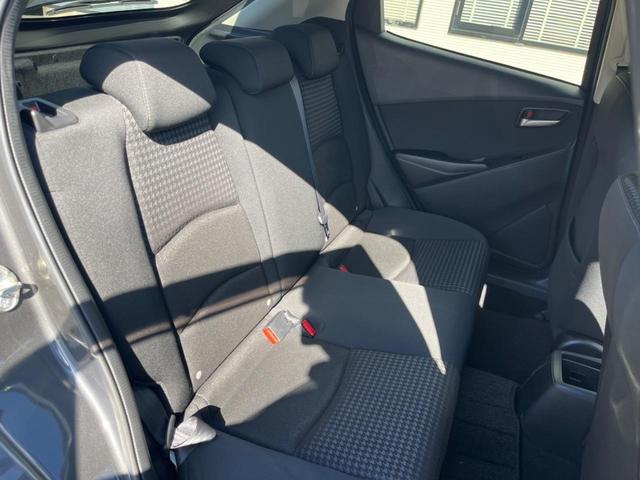 デミオ １３Ｓ　メーカーナビ　バックカメラ　ＣＤ／ＤＶＤ　Ｂｌｕｅｔｏｏｔｈ　シートヒーター　禁煙車　ＢＳＭ　ＬＥＤヘッドライト　ＥＴＣ　スマートキー　オートエアコン　オートライト（9枚目）