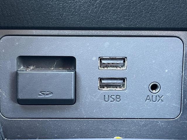 デミオ １３Ｓ　メーカーナビ　バックカメラ　ＣＤ／ＤＶＤ　Ｂｌｕｅｔｏｏｔｈ　シートヒーター　禁煙車　ＢＳＭ　ＬＥＤヘッドライト　ＥＴＣ　スマートキー　オートエアコン　オートライト（42枚目）