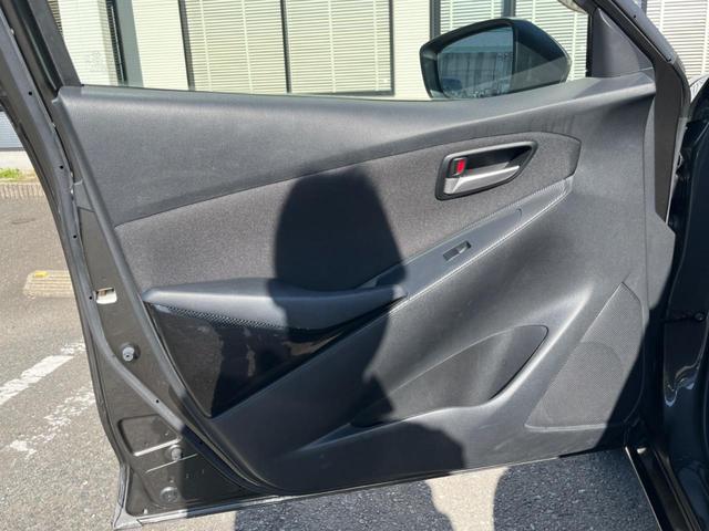 デミオ １３Ｓ　メーカーナビ　バックカメラ　ＣＤ／ＤＶＤ　Ｂｌｕｅｔｏｏｔｈ　シートヒーター　禁煙車　ＢＳＭ　ＬＥＤヘッドライト　ＥＴＣ　スマートキー　オートエアコン　オートライト（60枚目）