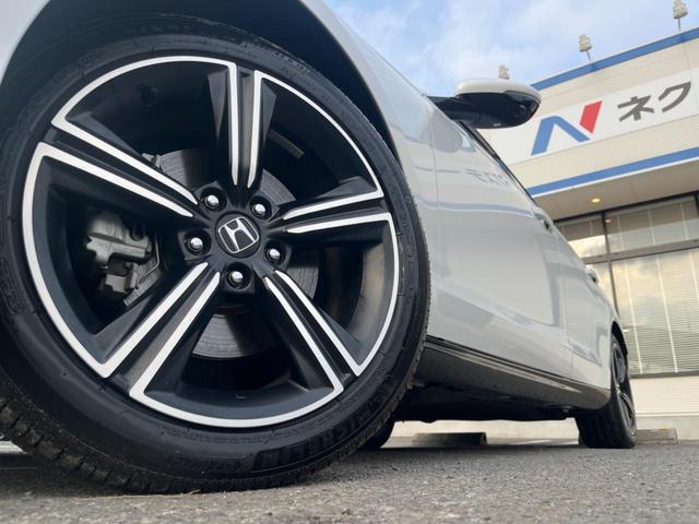 �y�����P�W�C���`�A���~�z�C�[���z�O�ςɃ}�b�`���������A���~�z�C�[���𑕒����Ă���܂��B�e��ЊO�A���~�z�C�[����A�X�^�b�h���X�^�C�����戵�����Ă���܂��B���񂲑��k����������