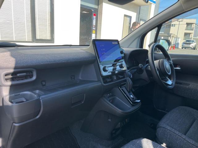 シエンタ ハイブリッドZ 純正10.5インチナビ パノラミックビューモニター セーフティセンス 両側パワースライドドア シートヒーター ステアリングヒーター BSM クリアランスソナー オートハイビーム ETC(49枚目)