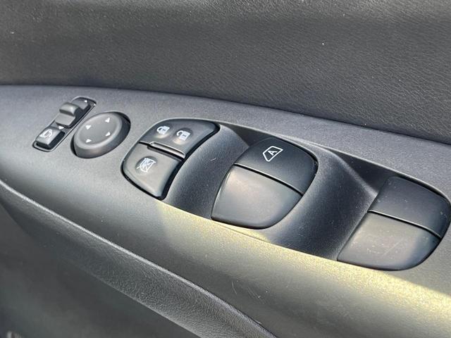 セレナ ｅ－パワー　ハイウェイスターＶ　純正１０型ナビ　後席モニター　全周囲カメラ　ハンズフリー両側電動ドア　セーフティパックＡ　リアオートエアコン　プロパイロット　禁煙車　前席シートヒーター　コーナーセンサー　スマートキー　ＬＥＤヘッド（68枚目）