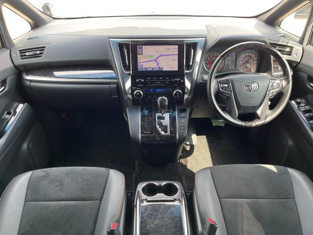 アルファード ２．５Ｓ　タイプゴールド　ムーンルーフ　純正９型ディスプレイオーディオ　ナビキット　後席モニター　バックカメラ　両側電動スライドドア　セーフティセンス　レーダークルーズ　禁煙車　パワーバックドア　三眼ＬＥＤヘッド　ＥＴＣ（2枚目）