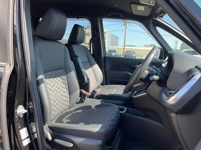 ヴォクシー ハイブリッドＳ－Ｚ　両側電動ドア　バックカメラ　１００Ｖ電源　衝突軽減　レーダークルーズ　禁煙車　電動リアゲート　ハーフレザー　コーナーセンサー　スマートキー　ＬＥＤヘッド　純正１７アルミ（8枚目）