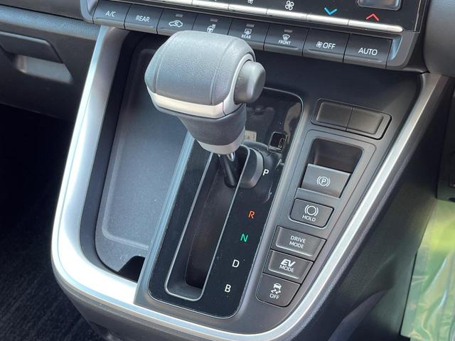 ヴォクシー ハイブリッドＳ－Ｚ　両側電動ドア　バックカメラ　１００Ｖ電源　衝突軽減　レーダークルーズ　禁煙車　電動リアゲート　ハーフレザー　コーナーセンサー　スマートキー　ＬＥＤヘッド　純正１７アルミ（22枚目）