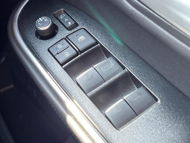 ヴォクシー ハイブリッドＳ－Ｚ　両側電動ドア　バックカメラ　１００Ｖ電源　衝突軽減　レーダークルーズ　禁煙車　電動リアゲート　ハーフレザー　コーナーセンサー　スマートキー　ＬＥＤヘッド　純正１７アルミ（23枚目）