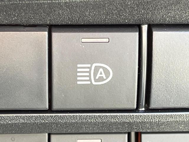 ヴォクシー ハイブリッドＳ－Ｚ　両側電動ドア　バックカメラ　１００Ｖ電源　衝突軽減　レーダークルーズ　禁煙車　電動リアゲート　ハーフレザー　コーナーセンサー　スマートキー　ＬＥＤヘッド　純正１７アルミ（37枚目）