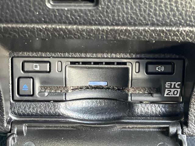 ヴォクシー ハイブリッドＳ－Ｚ　両側電動ドア　バックカメラ　１００Ｖ電源　衝突軽減　レーダークルーズ　禁煙車　電動リアゲート　ハーフレザー　コーナーセンサー　スマートキー　ＬＥＤヘッド　純正１７アルミ（41枚目）