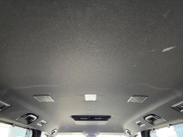 ヴォクシー ハイブリッドＳ－Ｚ　両側電動ドア　バックカメラ　１００Ｖ電源　衝突軽減　レーダークルーズ　禁煙車　電動リアゲート　ハーフレザー　コーナーセンサー　スマートキー　ＬＥＤヘッド　純正１７アルミ（60枚目）