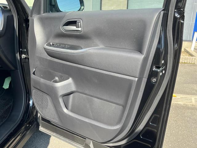 ヴォクシー ハイブリッドＳ－Ｚ　両側電動ドア　バックカメラ　１００Ｖ電源　衝突軽減　レーダークルーズ　禁煙車　電動リアゲート　ハーフレザー　コーナーセンサー　スマートキー　ＬＥＤヘッド　純正１７アルミ（62枚目）