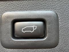 【パワーバックドア】スマートキーや運転席のボタンを押すだけでリアゲートが自動で開閉します！荷物を持っている時や、高い位置にあるバックドアを閉める際に便利な機能です♪ 7