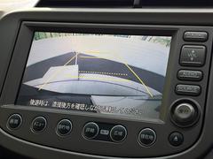 【バックカメラ】駐車時に後方がリアルタイム映像で確認できます。大型商業施設や立体駐車場での駐車時や、夜間のバック時に大活躍！運転スキルに関わらず、今や必須となった装備のひとつです！ 4