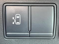 【片側パワースライドドア】スマートキーや運転席のスイッチでスライドドアの開閉が可能♪電動だから力を入れてドアを開ける必要が無く、小さいお子様でも、重い荷物を持っている時もラクに開け閉めできます♪ 7