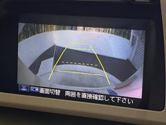 【バックカメラ】駐車時に後方がリアルタイム映像で確認できます。大型商業施設や立体駐車場での駐車時や、夜間のバック時に大活躍！運転スキルに関わらず、今や必須となった装備のひとつです！ 4