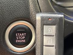【オペレーションキー】カバンやポケットに入れたままでもドアの施錠・解錠が可能なスマートキーを装備。エンジンのオン・オフ時もカギを取り出す必要が無いからとっても便利です♪ 5