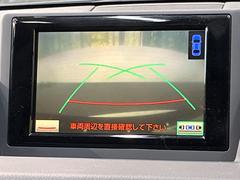 【バックカメラ】駐車時に後方がリアルタイム映像で確認できます。大型商業施設や立体駐車場での駐車時や、夜間のバック時に大活躍！運転スキルに関わらず、今や必須となった装備のひとつです！ 4