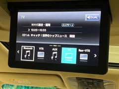 【リヤエンターテインメントシステム】後席にお座りの方も大満足の、人気メーカーオプションを装備。専用の音響システムと、大画面のモニターで移動中もＤＶＤ等をお楽しみいただけます。 5