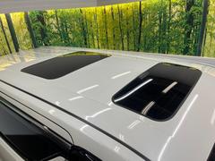 【サンルーフ】開放感たっぷりの希少装備、サンルーフが装着されています！車内に明かりを取り入れたり景色を楽しむ以外にも、車内の空気も簡単に換気できて快適です！ 5