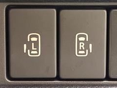 【両側パワースライドドア】スマートキーや運転席のスイッチで後席両側スライドドアの開閉が可能♪電動だから力を入れてドアを開ける必要が無く、小さなお子様でも簡単に開け閉めでき快適です♪ 5