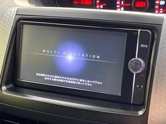 【純正ナビ】人気の純正ナビを装備。オーディオ機能も充実しており、Ｂｌｕｅｔｏｏｔｈ接続すればお持ちのスマホやＭＰ３プレイヤーの音楽を再生可能！毎日の運転がさらに楽しくなります！！ 3