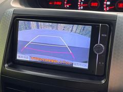 【バックカメラ】駐車時に後方がリアルタイム映像で確認できます。大型商業施設や立体駐車場での駐車時や、夜間のバック時に大活躍！運転スキルに関わらず、今や必須となった装備のひとつです！ 4