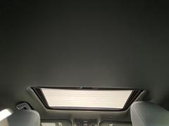 【ムーンルーフ】開放感たっぷりの希少装備、サンルーフが装着されています！車内に明かりを取り入れたり景色を楽しむ以外にも、車内の空気も簡単に換気できて快適です！ 5
