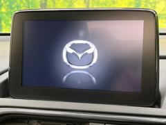 【マツダコネクト】車内の雰囲気にマッチした一体型タイプのディスプレイ。各種車輌設定やＢｌｕｅｔｏｏｔｈ再生等、様々な機能が楽しめます。専用ＳＤカードのご購入で、ナビ機能も使用出来ます。 5