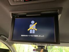 【フリップダウンモニター】大画面モニターで後席でもエンタメをお楽しみいただけます。小さなお子様にも大人気の装備です♪ 4