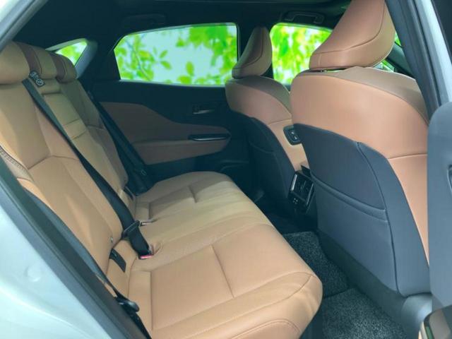 クラウンスポーツ ４ＷＤ　Ｚ　ガラスルーフ／純正エアロ／保証書／ディスプレイオーディオ＋ナビ１２．３インチ／デジタルインナーミラー／トヨタセーフティセンス／エアーシート　前席／パノラミックビューモニター　革シート　全周囲カメラ（6枚目）