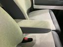 アームレストで、腕を休めてリラックスしたドライブを楽しめます。長距離運転の疲れを軽減し、快適な移動をサポートします。