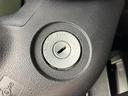 ステアリングコラム周りは、操作に必要なスイッチやキーを配置。運転に集中できるよう、直感的に操作できる設計です。安全運転をサポートします。