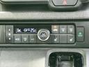 温度設定や風量調整が簡単に行えるエアコンパネル。快適な車内空間を保ち、快適なドライブをサポートします。