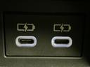 スマートフォンなどの充電に便利なＵＳＢポートが備わっています。後席の方も充電できるので、長距離ドライブに最適です。快適なドライブをサポートします。