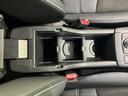 小物や携帯電話などを収納できる便利なアームレストボックス。車内空間を整理整頓し、快適性を高めてくれます。