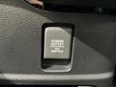 車内の手が届きやすい位置に電源用の差し込み口を備え、移動中にスマートフォンなどの充電器を使いたい場面にも活用できます。周囲になじむ落ち着いた設置です。