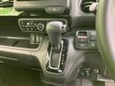 シフト位置が運転席から確認しやすく、周辺のスイッチ類も手の届きやすい場所にまとまっています。毎日の乗り降りや運転時に迷いにくく、使い勝手に配慮された操作部です。