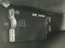 ETC車載器を備えており、ETCカードを利用した料金所の通過に活用できます。高速道路のお出かけや有料道路の利用をスムーズにサポートする、日常にも便利な装備です。