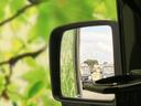 ドア脇に設けられたミラーは、後方の様子を確認する際に視線を向けやすい位置です。周囲の景色を映す広さがあり、駐車時や車線変更時の確認をサポートする装備です。