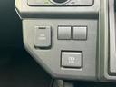 運転席まわりの下部にまとまったパネルで、表面の凹凸が空間にほどよい変化を添えています。周辺の操作部とも近く、車内で視線を向けやすい位置です。